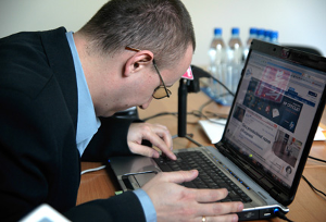 Mateusz Ciborowski przed komputerem