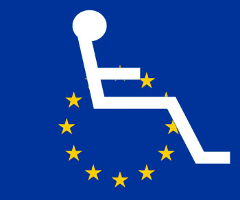 Połączenie symbolu osoby niepełnosprawnej ruchowo z flagą unii europejskiej. Okrąg z gwiazd we fladze unii jest w tym połączeniu kółkiem wózka w symbolu osoby na wózku inwalidzkim