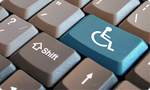 Klawiatura komputerowa na której tylko na jednym klawiszu jest niebieski symbol osoby niepełnosprawnej