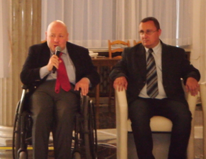 Mateusz Ciborowski oraz senator Jan Filip Libicki w Sejmie podczas dyskusji panelowej na temat dostępności telewizji dla osób niepełnosprawnych